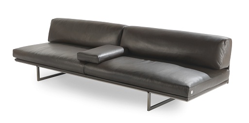 小編特別喜歡寬面又具有深度的舒適沙發，讓人感到慵懶